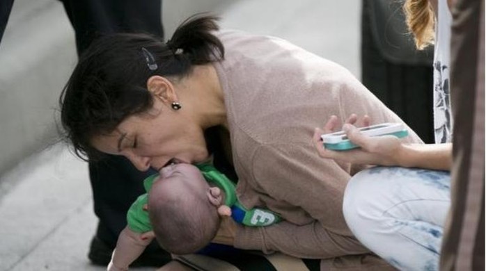 Khoảnh khắc người dì Pamela Rauseo cứu đứa cháu 5 tháng tuổi bị tắt thở. Ảnh: Miami Herald