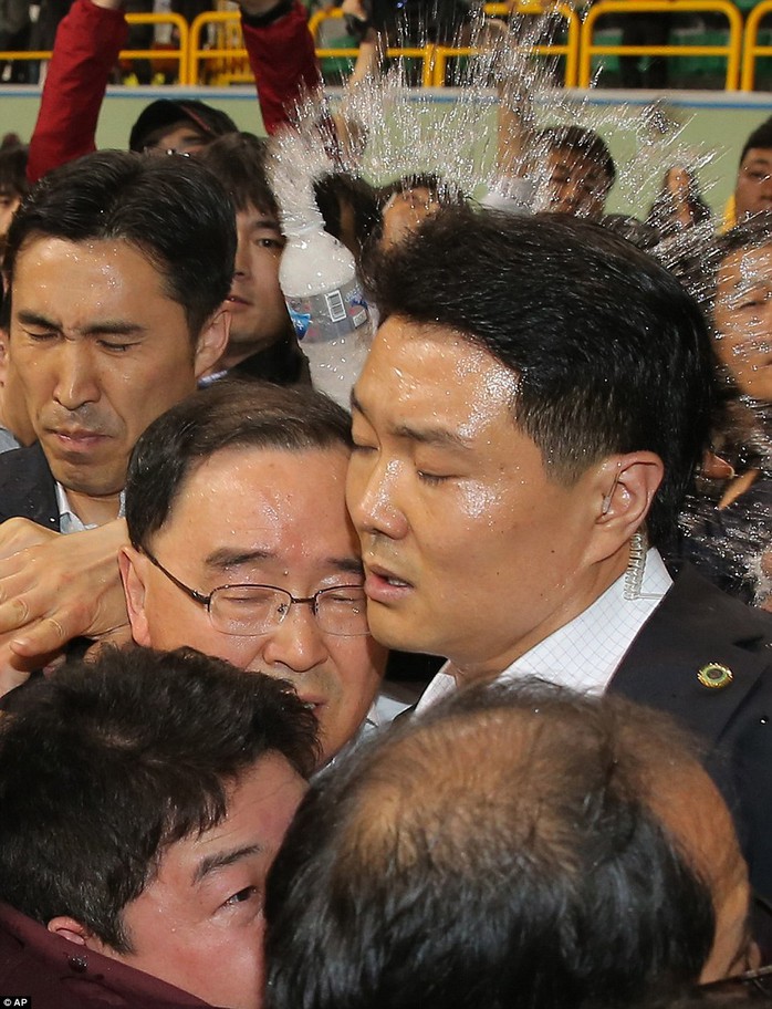 Thủ tướng Hàn Quốc bị thân nhân hành khách mất tích ném chai nước vào đầu hôm 17-4 ở đảo Jindo. Ảnh: AP