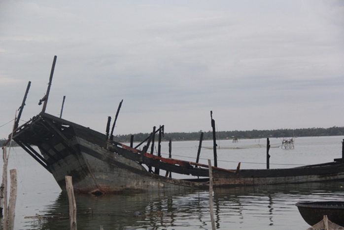 Chiếc tàu câu mực của ngư dân Phạm Cương ở xã Tam Giang cháy rụi vào ngày 28-6