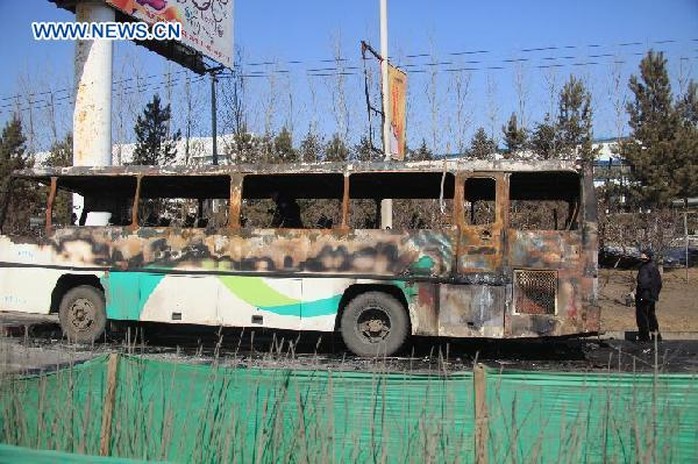 Chiếc xe buýt bị cháy trơ khung tại hiện trường vụ tai nạn. Ảnh: Tân Hoa Xã