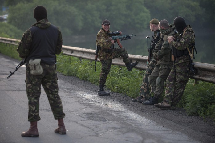 Binh sỹ Nga xuất hiện gần biên giới miền Đông Ukraine hôm 18-6. Ảnh: AP