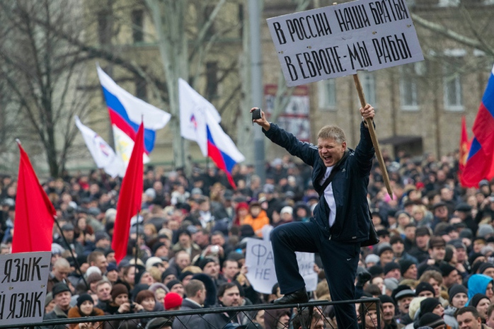 Người biểu tình ở thành phố Donetsk, nơi chính quyền Kiev vừa triển khai quân sự để bình ổn trật tự. Ảnh: Reuters