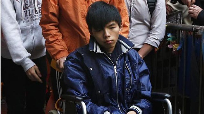 &quot;Trước khuyến cáo mạnh mẽ của các bác sĩ, tôi đã ngừng thực&quot; - Joshua Wong cho biết. Ảnh: Reuters