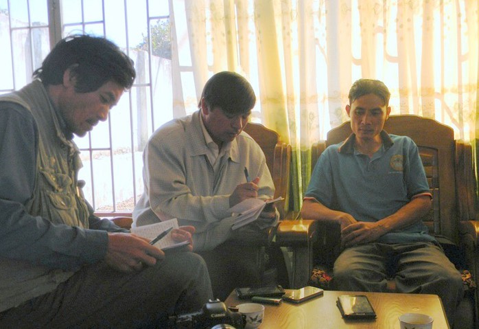 Anh Nguyễn Văn Chung (bên phải) kể lại sự việc đánh đập vừa xảy ra