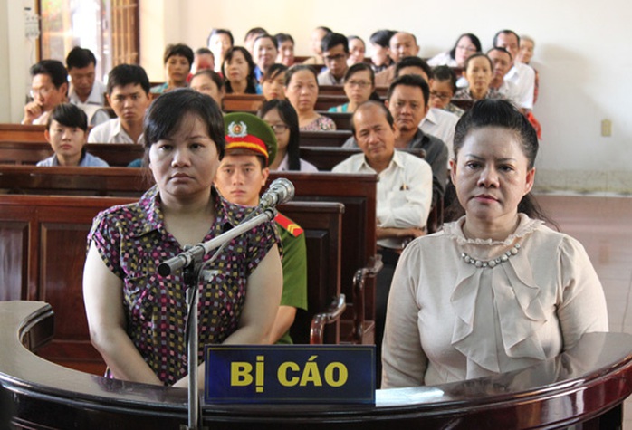 Các bị cáo Anh (trái) và Thu tại tòa.