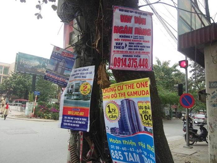 Nơi ngã tư đường đèn xanh đèn đỏ là vị trí đắc địa. Ai cũng muốn bon chen nên gốc cây được tận dụng không còn chỗ trống Nơi ngã tư đường đèn xanh đèn đỏ là vị trí đắc địa. Ai cũng muốn bon chen nên gốc cây được tận dụng không còn chỗ trống