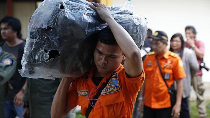 Các mảnh vỡ và thi thể từ chuyến bay QZ8501 đang được trục vớt sẽ phần nào làm sáng tỏ những bí ẩn xung quanh thảm kịch. Ảnh: Reuters