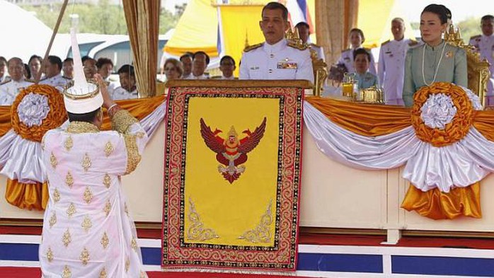 Thái tử Maha Vajiralongkorn và vương phi Srirasmi Akharaphongpreecha Ảnh: Reuters