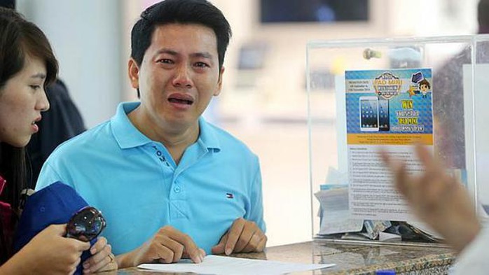 Mr Pham Van Thoai, a factory worker, was so desperate he knelt down to beg the shop employees to return his hard-earned cash, but only got refunded less than half of what he paid. -- PHOTO: LIANHE ZAOBAO
