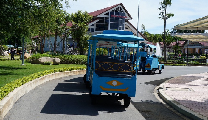 Chiếc xe lửa (bánh cao su) bị tai nạn.