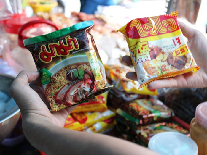 Các mặt hàng như mì gói, lạp xưởng, xúc xích, bia… cũng được mang từ Campuchia sang Các mặt hàng như mì gói, lạp xưởng, xúc xích, bia… cũng được mang từ Campuchia sang