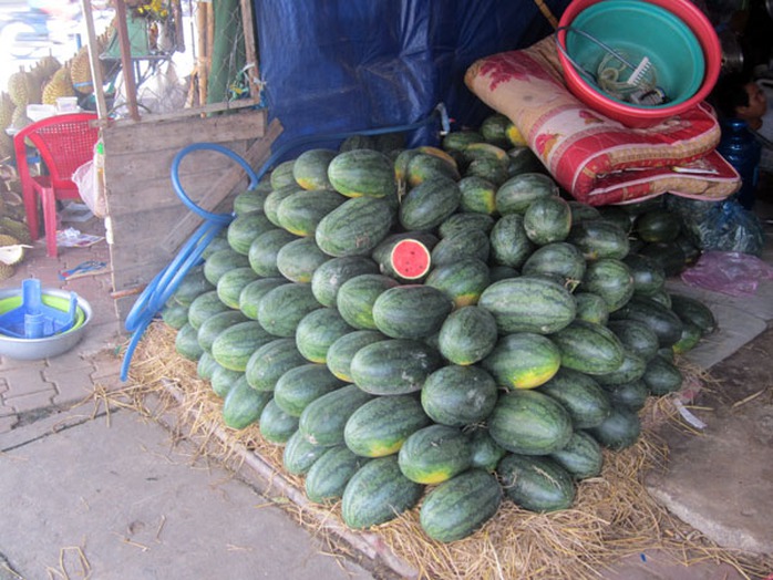 Trên quốc lộ 1A (quận 12) dưa hấu Long An có giá 7.000 đồng/kg Trên quốc lộ 1A (quận 12) dưa hấu Long An có giá 7.000 đồng/kg