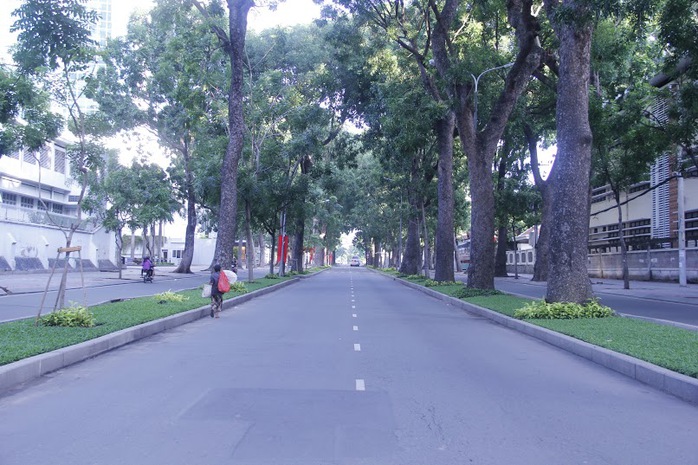 Sáng nay Sài Gòn thời tiết nắng ấm, thuận lợi cho người dân có một ngày đi chơi lễ thoải mái. (Ảnh: Đường Tôn Đức Thắng, quận 1, chỉ có lác đác vài người qua lại, với hàng cây xanh phủ bóng, từng ánh nắng mai chiếu xuyên qua tán lá xuống đường thật yên bình.