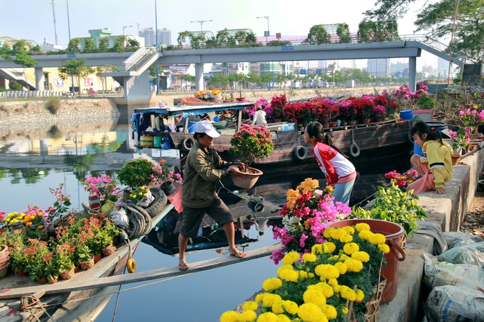 Vợ chồng con cái cùng theo nhau lên bán hoa kiểng. Cuộc sống dù tạm bợ nhưng luôn có nhau và đầy màu sắc.