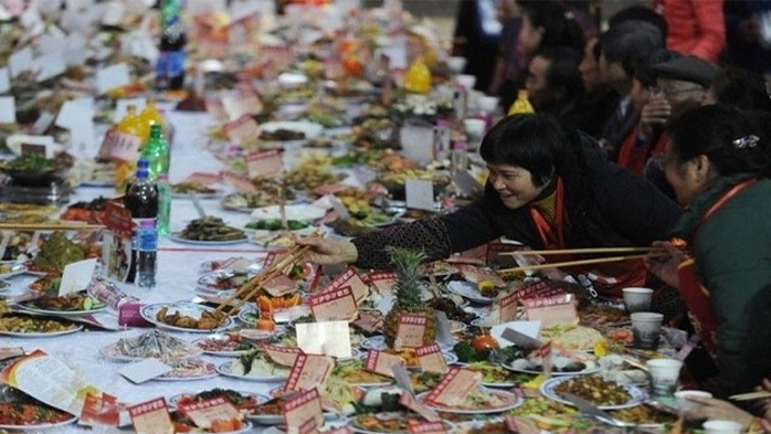 Ăn uống quá nhiều thường xảy ra trong các bữa tiệc năm mới ở Trung Quốc. Ảnh minh họa: Shanghaiist