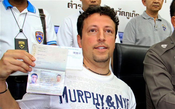 Ông Luigi Maraldi trưng ra hộ chiếu hiện nay bên cạnh các quan chức Thái Lan. Ảnh: YONGYOT PRUKSARAK/EPA