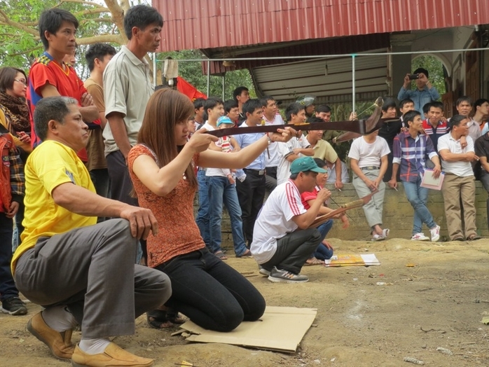 Nhiều tro chơi dân gian đặc sắc như ném còn, bắn cung...