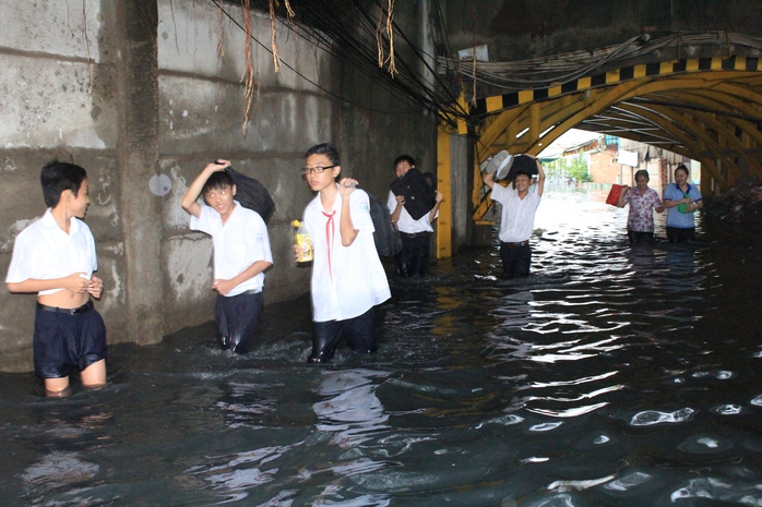 Học sinh bì bõm lội qua dòng nước đen ngòm để về nhà ở phường 3, quận 11, TP HCM