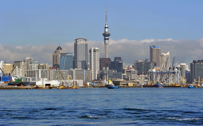 Auckland là thành phố lớn nhất New Zealand. Một phần quan trọng của khu trung tâm thương mại

và bờ biển mặt tiền được xây dựng trên vùng đất lấn biển 100 năm qua.