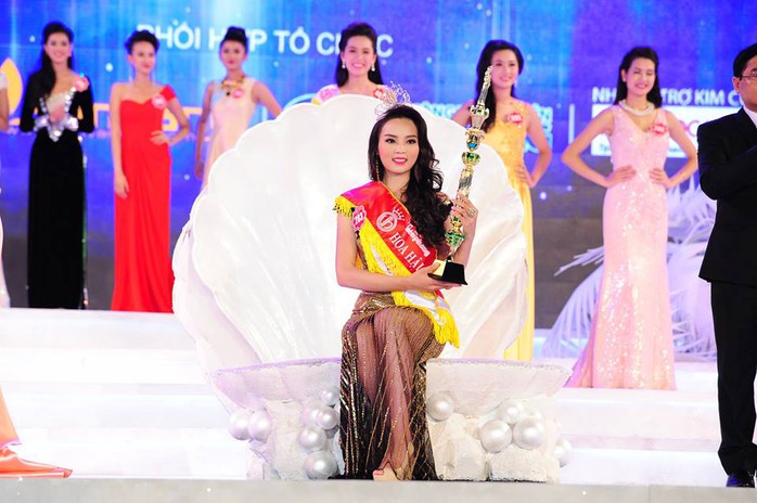 Khoảnh khắc đăng quang của tân Hoa hậu Việt Nam