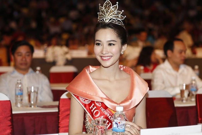 Hoa hậu Việt Nam 2012 Đặng Thu Thảo đẹp rạng rỡ, có mặt tại đêm chung kết