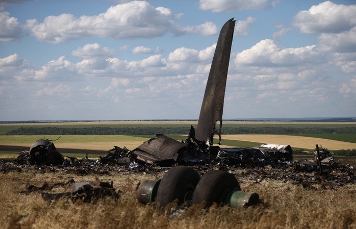 Một máy bay quân sự của Ukraine bị bắn rơi. Ảnh: ITAR-TASS
