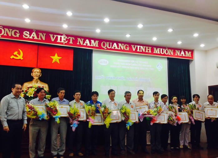 Khen thưởng các tập thể thực hiện tốt cuộc vận động Người Việt Nam ưu tiên dùng hàng Việt Nam