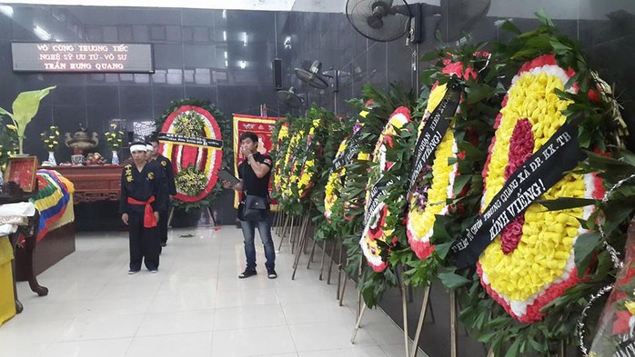 Bên trong nhà tang lễ, các đệ tử và người thân chuẩn bị cho lễ viếng Bên trong nhà tang lễ, các đệ tử và người thân chuẩn bị cho lễ viếng