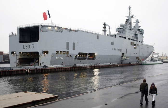 Tàu Mistral Pháp đóng cho Nga đang neo đậu tại
