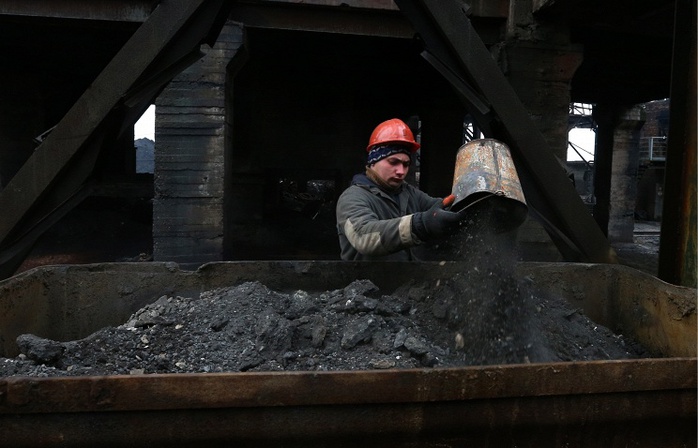 Ukraine có thể mua than của chính quyền nổi dậy và Nga. Ảnh: Tass