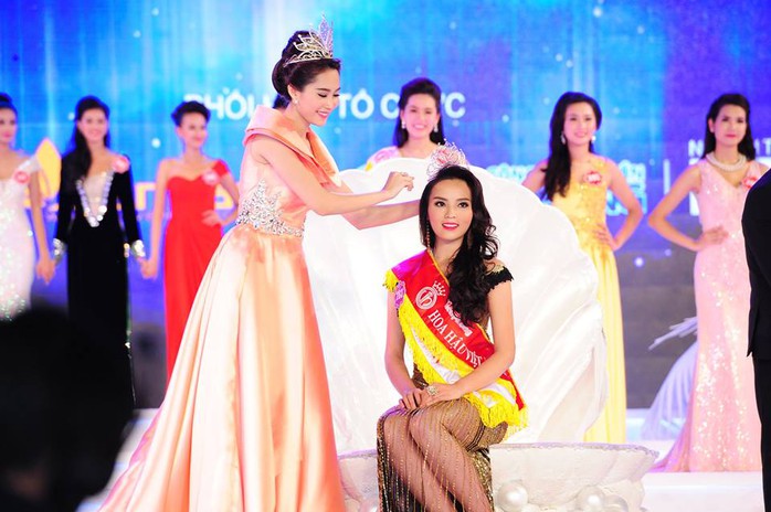 Hoa hậu Việt Nam 2012 trao vương miện cho tân Hoa hậu Việt Nam Kỳ Duyên