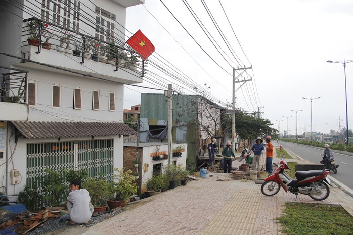 Hiện con đường Phạm Văn Đồng vẫn đang tiếp tục thi công, còn những hộ dân sống ở đây luôn bất an và chờ sự hỗ trợ từ chính quyền.