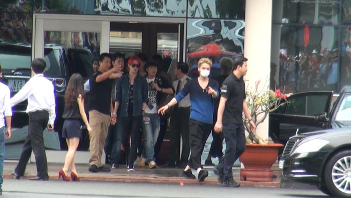 Trước đó, Kim Jaejoong (áo thun xanh đen, đeo khẩu trang) cũng thân thiện chào các fan Việt. Ba thành viên của nhóm xuất hiện chớp nhoáng tại sân bay trước khi về khách sạn nghỉ ngơi chuẩn bị cho buổi gặp gỡ truyền thông. Ảnh: Quốc Thắng