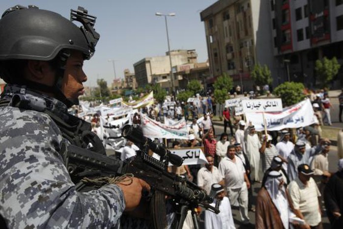 Cảnh sát Iraq canh gác một cuộc biểu tình ủng hộ Thủ tướng Maliki ở Baghdad hôm 9-8. Ảnh: REUTERS
