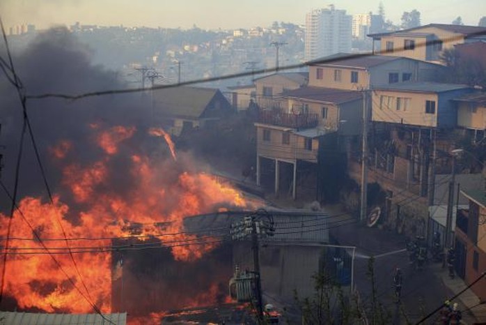 hơn 700 hecta rừng bị thiêu rụi và ngọn lửa lan sang khu dân cư trên đồi La Cruz và Las Canas. Ảnh: Reuters 