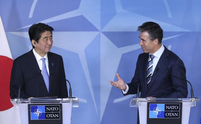 Thủ tướng Nhật Bản Shinzo Abe và Tổng thư ký NATO Anders Fogh Rasmussen. Ảnh: Reuters