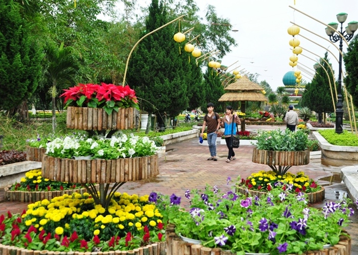 Công viên Ba Tơ những ngày này như một phố hoa thu nhỏ, với nhiều loại hoa được trang trí khắp công viên