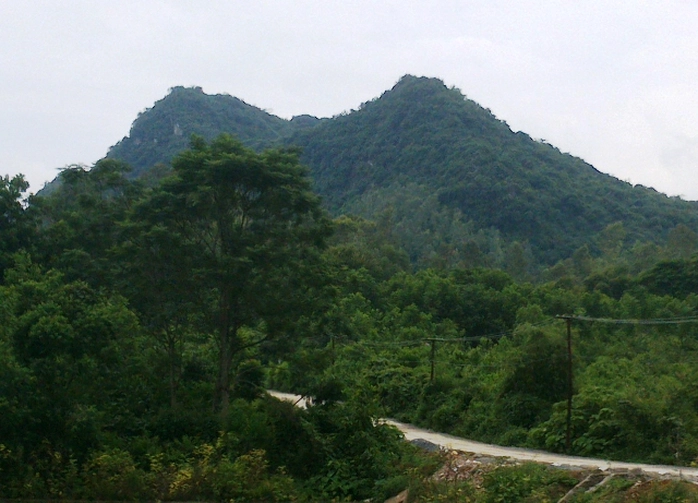 Khu núi đá, nơi gia đình tìm thấy cụ bà Lê Thị Len sau 13 ngày mất tích.