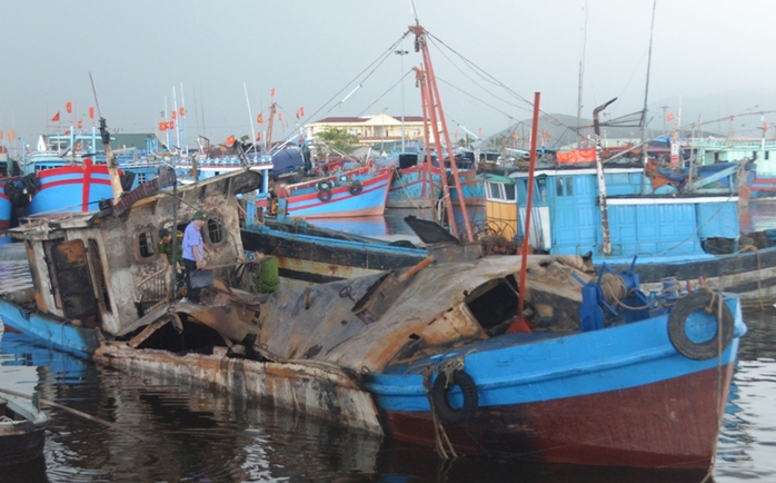 Lực lượng chức năng đang tiến hành khám nghiệm hiện trường, điều tra làm rõ vụ nổ tàu