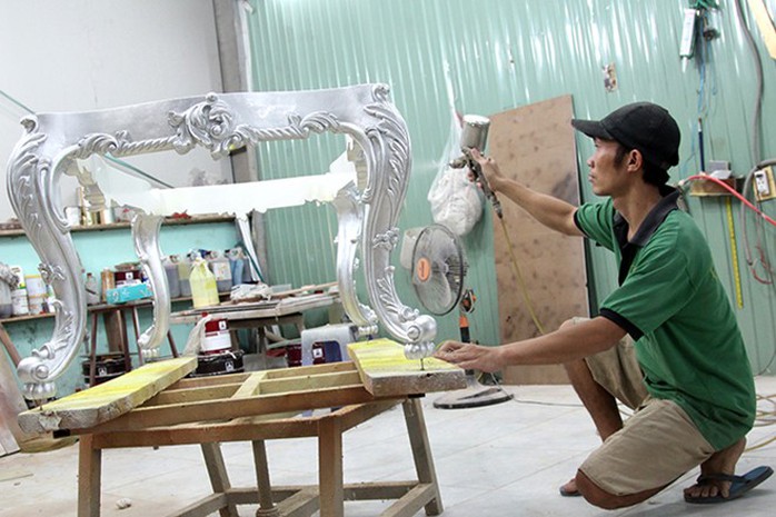 Một lớp sơn bóng được phun lên để bảo vệ lớp vàng mới dát.