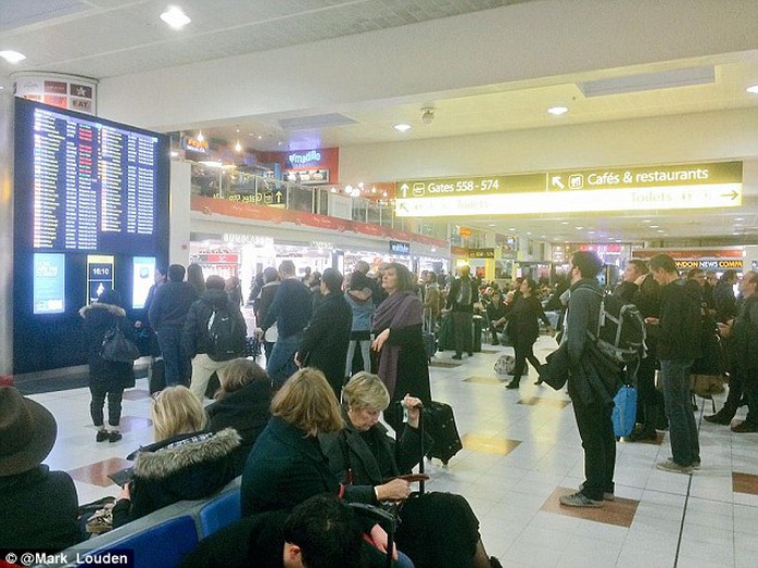Hành khách chờ đợi vì bị hoãn chuyến ở sân bay Gatwick. Ảnh: Daily Mail