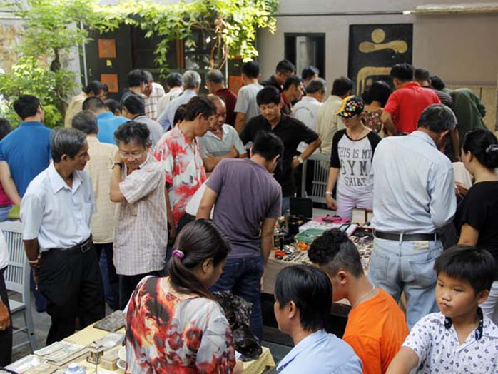 Rất đông người đến chợ dịp cuối tuần nhưng sự tin tưởng nhau chính là quy tắc bất thành văn tại đây, người bán sẽ nói thật về nguồn gốc của các món đồ. Rất đông người đến chợ dịp cuối tuần nhưng sự tin tưởng nhau chính là quy tắc bất thành văn tại đây, người bán sẽ nói thật về nguồn gốc của các món đồ.