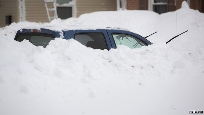 Nhiều chiếc xe hơi bị ngập trong tuyết ở phía Tây New York. Ảnh: Reuters