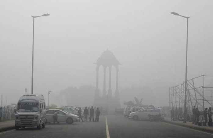 Thành phố New Delhi đầy bụi mù. Ảnh: Reuters