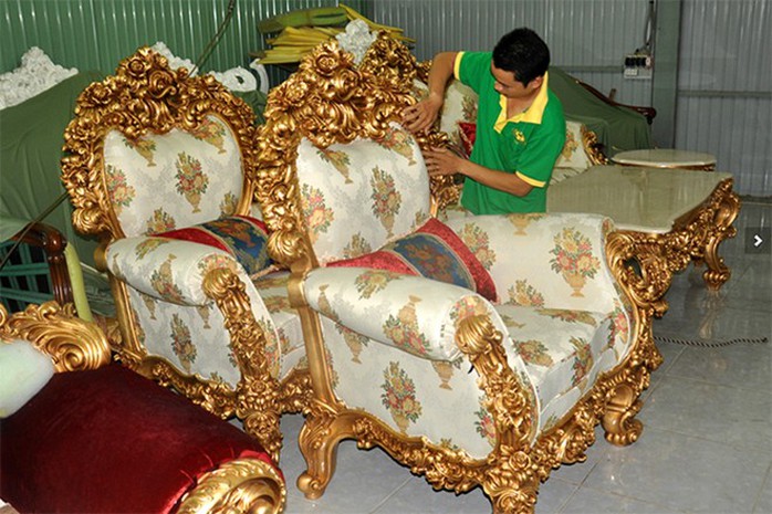 Công đoạn cuối cùng là bọc nệm, vải cao cấp được nhập từ Ý.