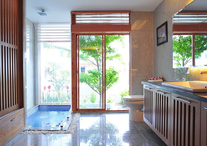 Khi không sử dụng khu WC, bạn có thể kéo rèm, mở cửa để cảm nhận được màu xanh mát của khu vườn bên ngoài.