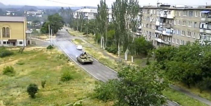 Xe tăng được cho là của Nga hướng về TP Horlivka. Ảnh: Daily Mail