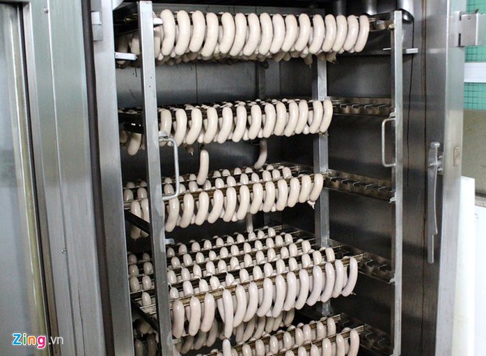 Xúc xích phải trải qua nhiều chế độ khác nhau trong lò. Sức chứa của một lò ở đây hơn 1.000 cây, và phải mất 2h 30 phút để ra một mẻ xúc xích mới.