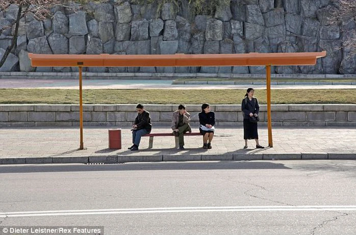 Trạm xe buýt đơn giản ở Triều Tiên. Ảnh: Dieter Leistner