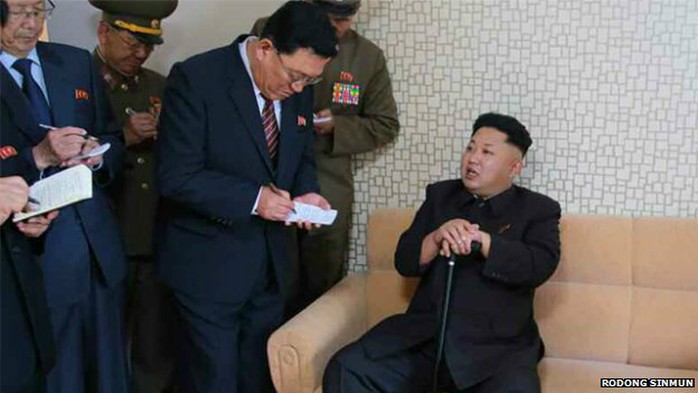 Ông Kim Jong-un trở lại với cây gậy trong tay. Ảnh: Rodong Sinmun